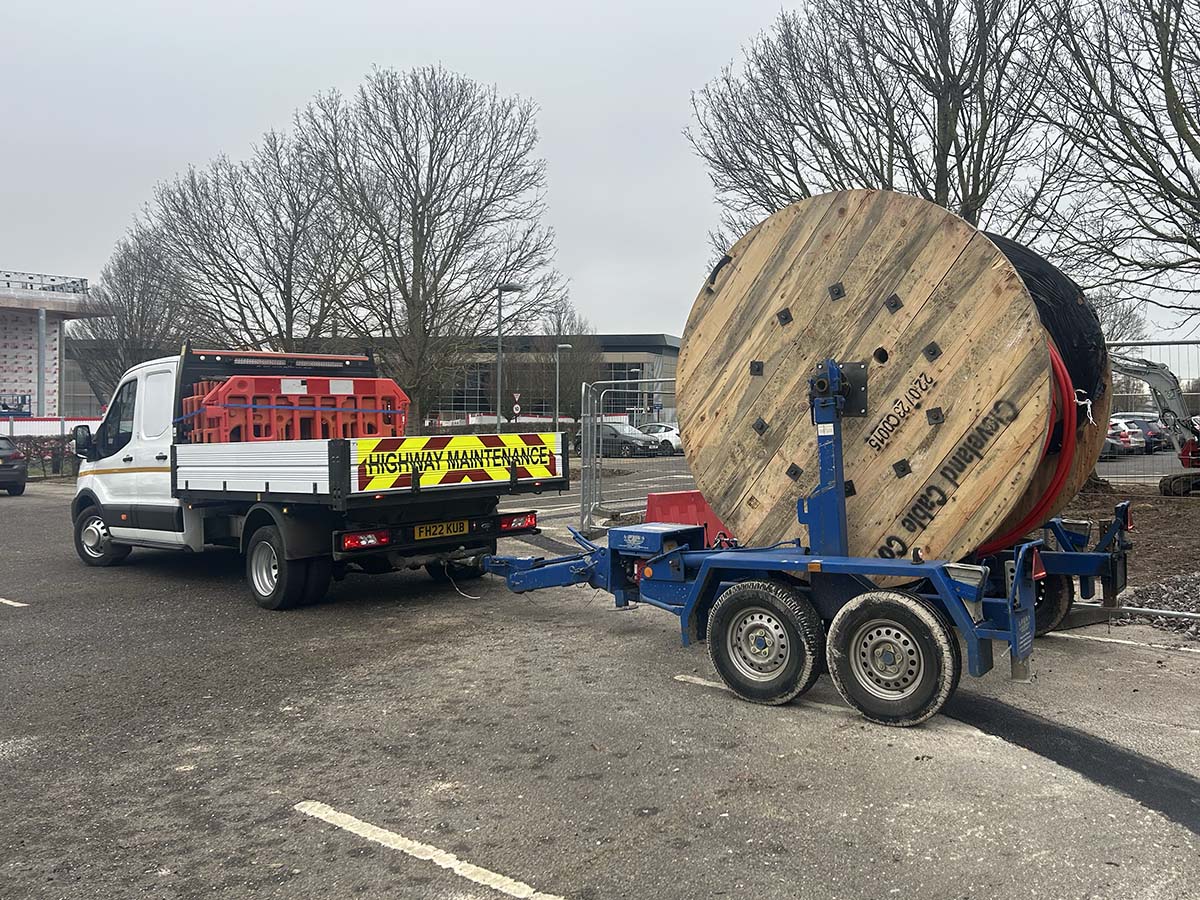 Cable drum towed by a ford transit chassis cab